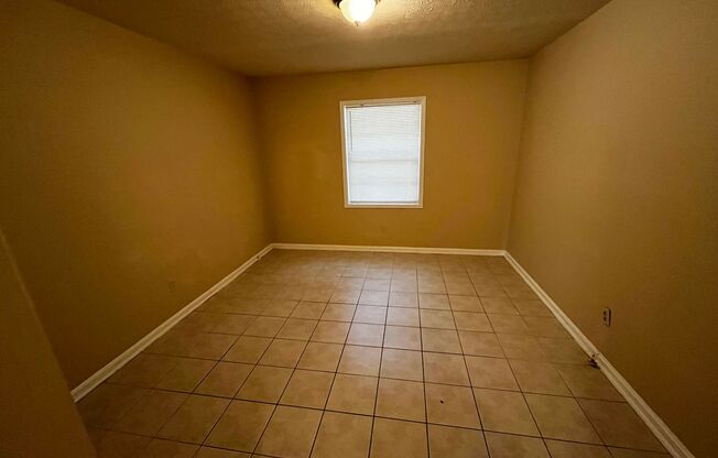 1 bed, 1 bath, $650, Unit Apt: 12