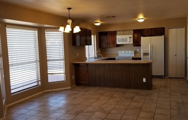 NICE FAMILY HOME IN NORTH PHOENIX!