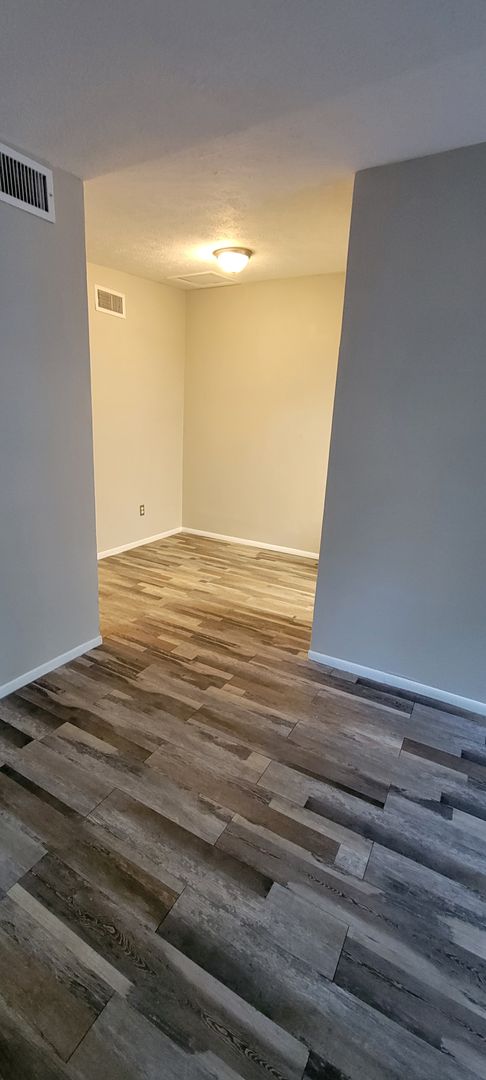 2 BEDROOM 1 BATH DUPLEX CLOSE TO USF AND BUSCH GARDENS