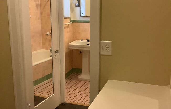 Studio, 1 bath, 450 sqft, $945, Unit 108