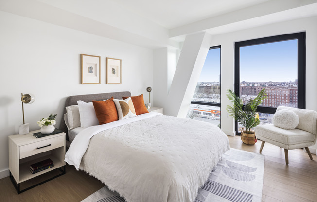 3 beds, 2 baths, $6,200, Unit 9E