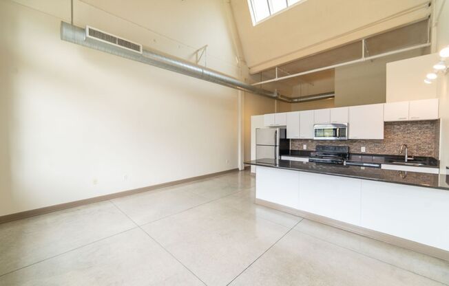 1 bed, 1 bath, 690 sqft, $1,350, Unit 221