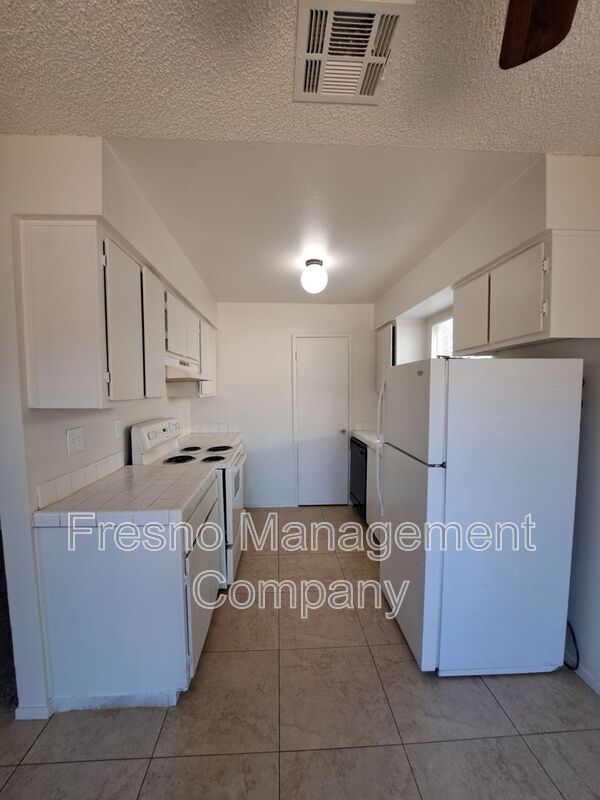 3037 W PONTIAC WAY