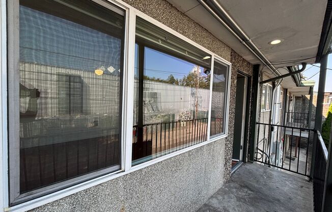 mcno01 457 W. 8th Ave