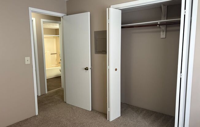 2 beds, 1 bath, 850 sqft, $1,050, Unit #22