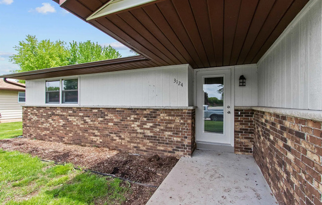 3124 N BLUEMOUND DR