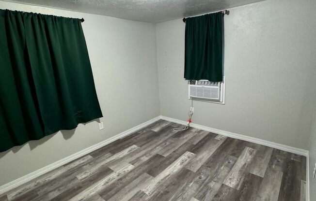 2 beds, 1 bath, $1,200, Unit Cottage