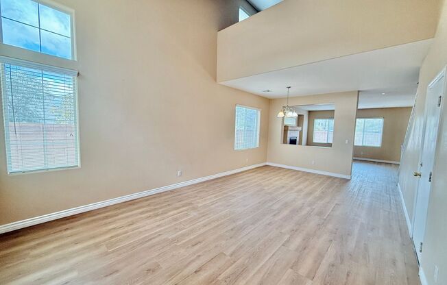 ABSOLUTELY BEAUTIFUL HOME CLOSE TO THE FREEWAY AND MAJOR SHOPPING CENTERS