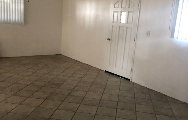 2 beds, 1 bath, $1,295