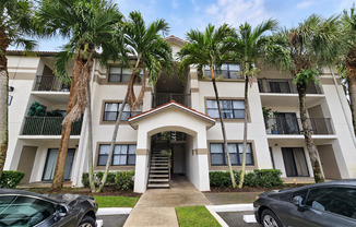 Cozy 1 bed 1 bath located in the heart of Hollywood!