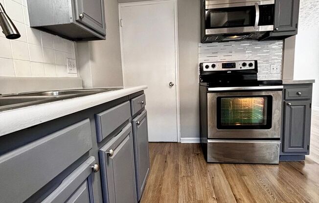 2 bedroom townhome with Attached Garage!