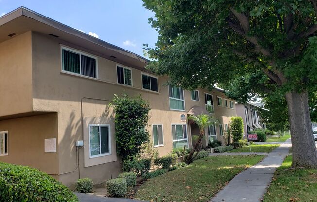 WHITTWOOD POINTE APARTMENTS