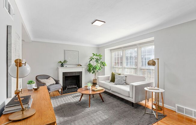 2 beds, 1 bath, 800 sqft, $1,950, Unit 824 N Mcknight