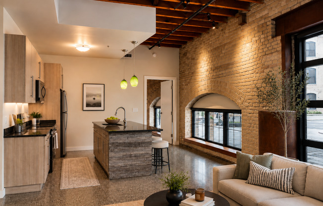1 bed, 2 baths, 911 sqft, $2,125, Unit 112