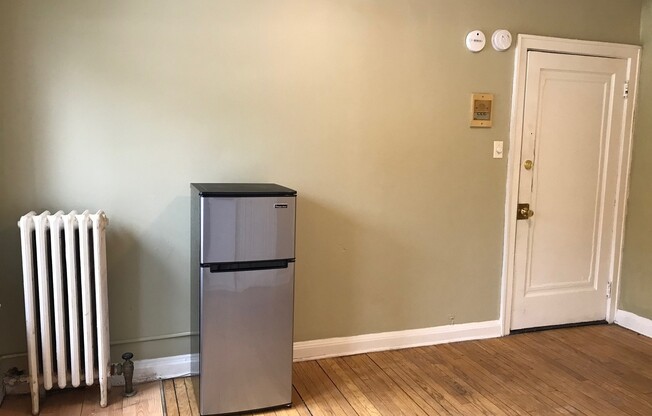 Studio, 1 bath, $725, Unit 15