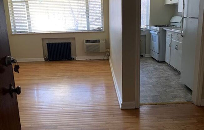 2 beds, 1 bath, $1,650, Unit 31