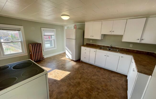 3 beds, 1 bath, $1,800, Unit Unit 2