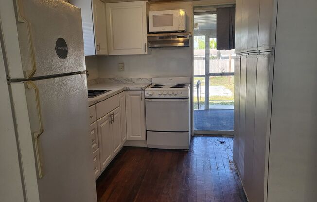 2 beds, 1 bath, $1,600