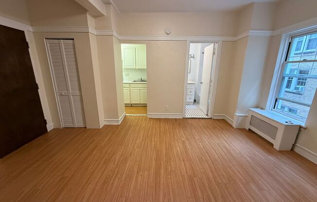 Studio, 1 bath, 323 sqft, $1,175, Unit Old King Edward 531