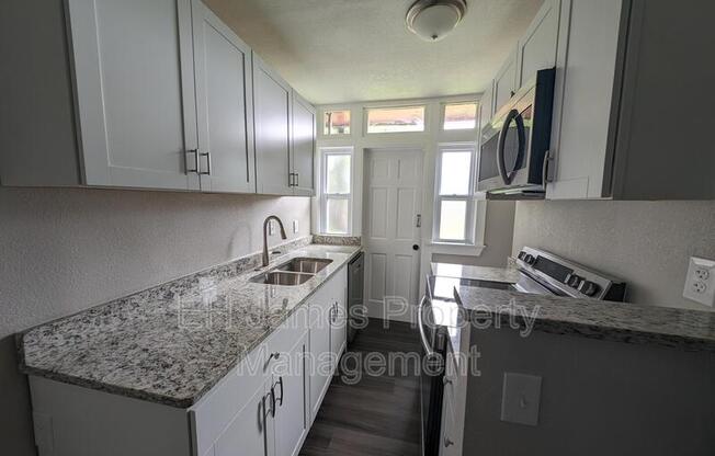 2202 E 7 ST