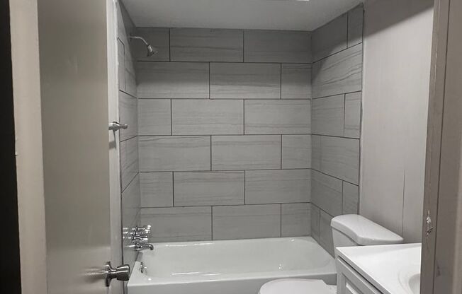 2 beds, 1 bath, 720 sqft, $980, Unit D201