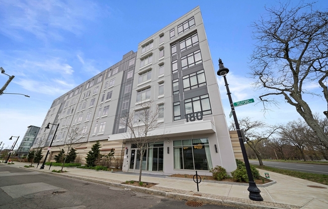 1 bed, 1 bath, 662 sqft, $3,200, Unit 403