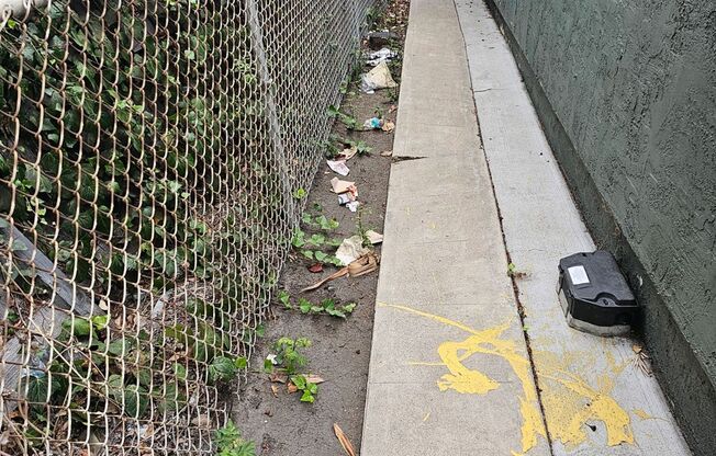 1019–1049 E Avenue