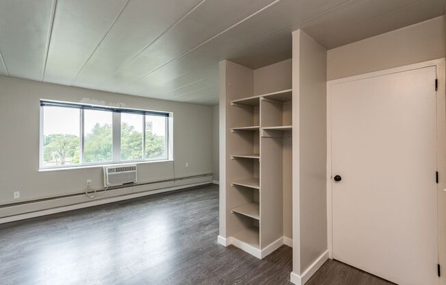 Studio, 1 bath, 425 sqft, $606, Unit Unit 318