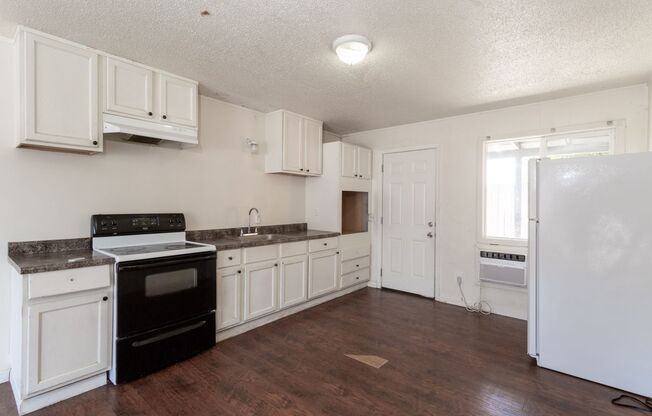 2 beds, 1 bath, $1,400, Unit 1816 HILE #C1