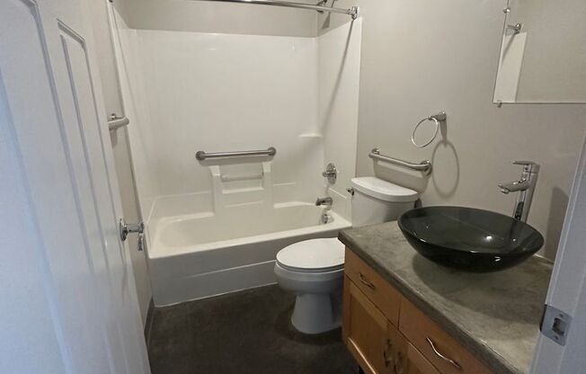 3 beds, 2 baths, 1,272 sqft, $1,150, Unit 427
