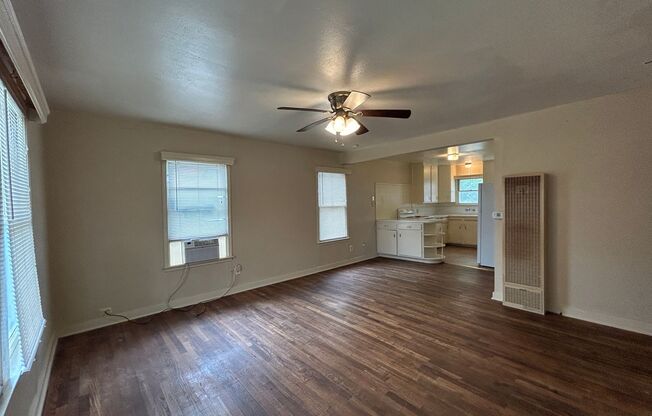 Cottage Style 1/1 Duplex Near Downtown New Braunfels / Interior Washer & Dryer Connections / NBISD