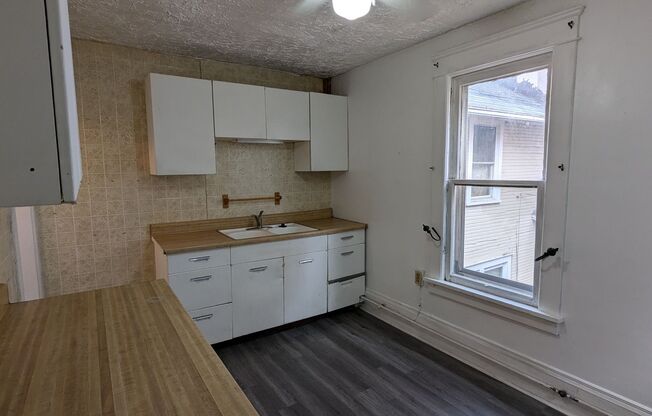 1 bed, 1 bath, $700, Unit 2