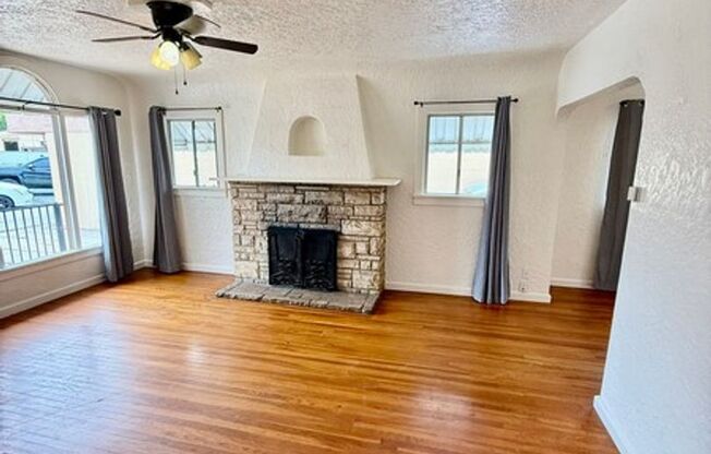 Charming 2 bedroom house with a yard