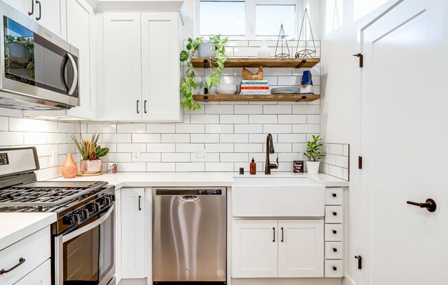 West Seattle Townhome w/ Rooftop Deck, Parking and AC