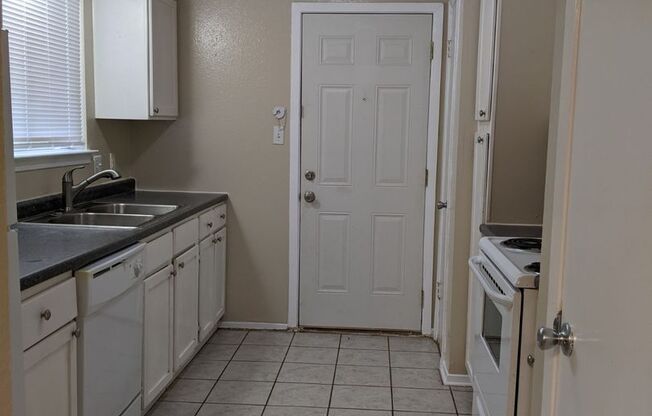 2 beds, 1 bath, 872 sqft, $1,400, Unit A