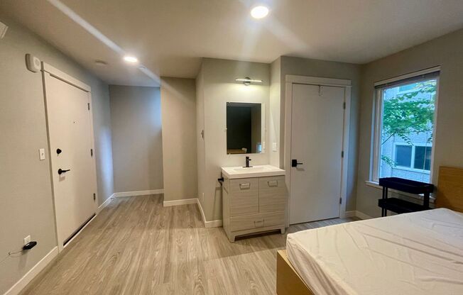 Studio, 1 bath, 250 sqft, $1,150, Unit 205