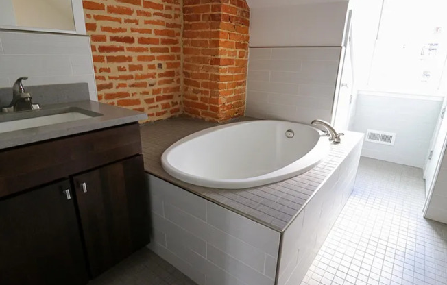 Gorgeous Federal Hill 3bd/2ba with Modern Amenities, CAC, W/D and Upper Deck! Available now