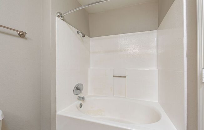 2 beds, 2 baths, $1,400, Unit Building 4