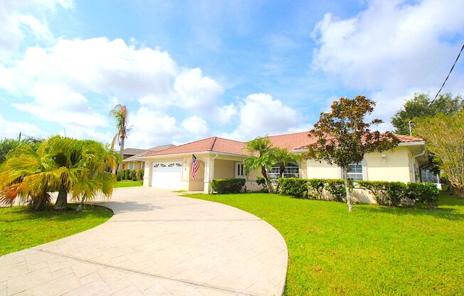 Spacious 4 Bed 3 Bath HOME on SALT WATER CANAL, PALM COAST!