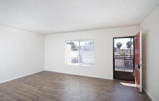 Spacious Two Bedroom Apartment w/ Parking in Ocean Beach. Rent today!