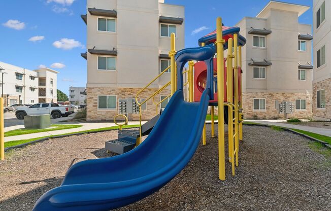 2 beds, 1 bath, 944 sqft, $1,469, Unit 332