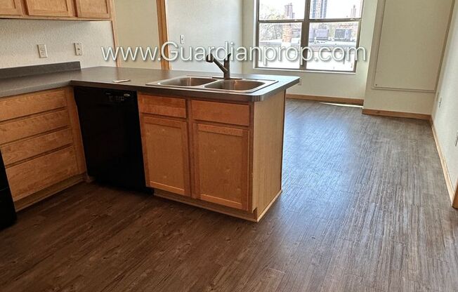 Marcy Holmes/Dinkytown 3rd Floor, 2 Primary Baths, Dishwasher, 1 Parking Space, 1 Month Free