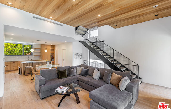 610 S VAN NESS AVE