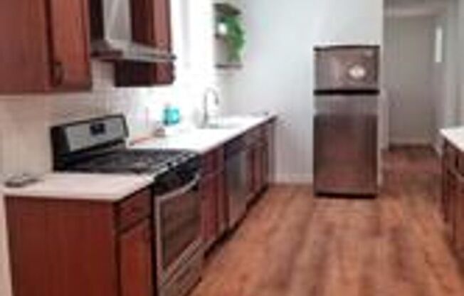 Charming 3BR with Front Porch & River Views near Kelly Drive