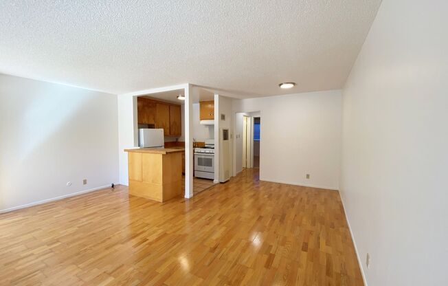 Ground floor 1BD/1BA Unit near Ashby BART; hardwood floors, extra storage space available