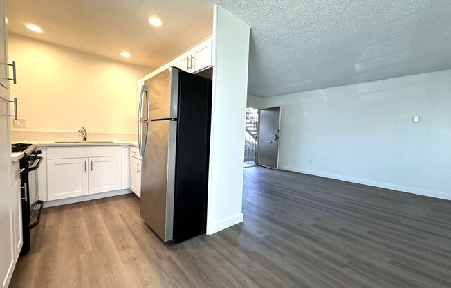 North Park - Spacious 1 Bedroom w/ Parking.  Avail. Now!