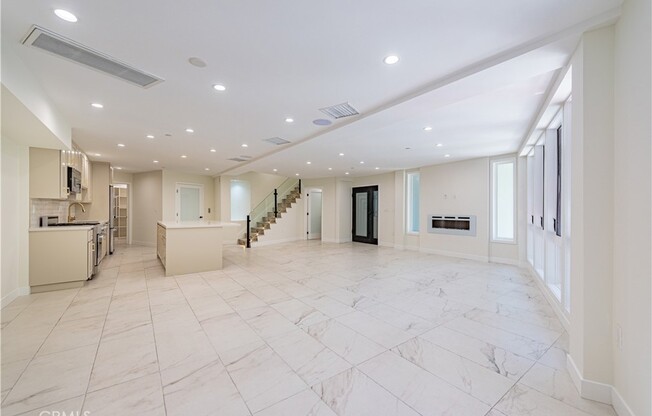 1516 N BEVERLY GLN BLVD