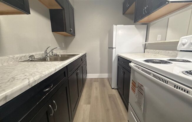 2 beds, 1 bath, $795, Unit B8