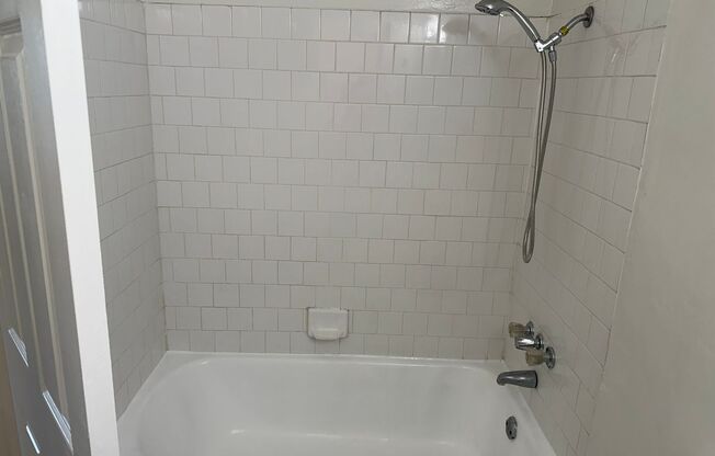 Studio, 1 bath, 298 sqft, $1,400, Unit 12