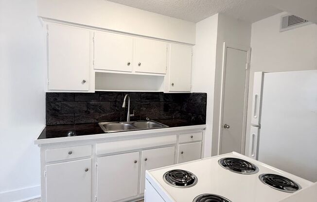 2 beds, 1 bath, $925, Unit SC553